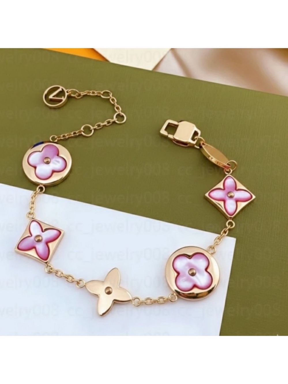 Gold and Pink Flower Bloom
Mother of Pearl Clover Motif Chain
Bracelet